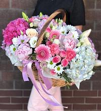 Цветочная композиция из Розы, Хризантемы, Пионы и Лизиантусы в корзине в Килемары