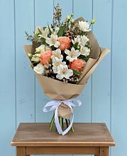 Букет цветов из:  Альстромерии, Лизиантусы, Розы и Хризантемы в Килемары