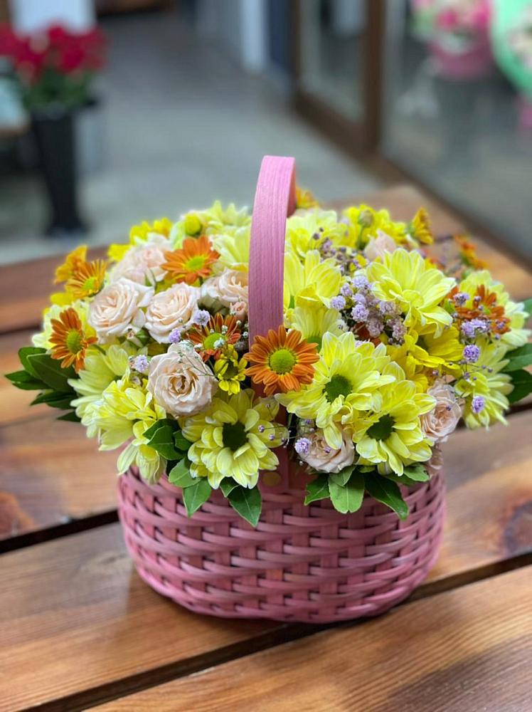 Цветочная композиция из Хризантемы и Розы в корзине в Килемары