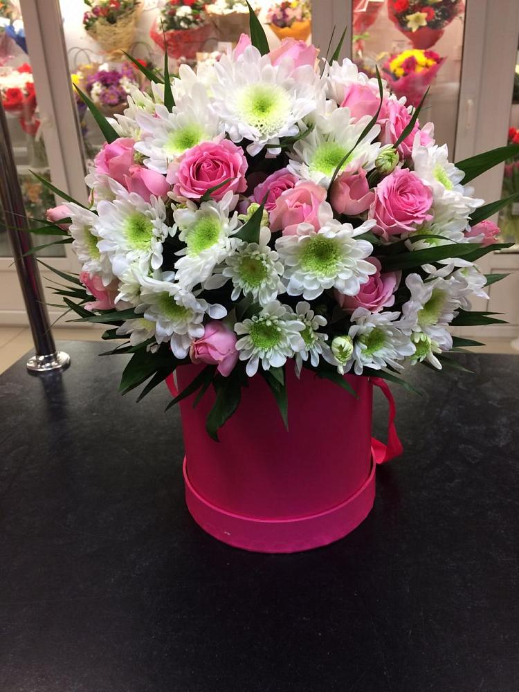 Цветочная композиция из Розы и Хризантемы в шляпной коробке в Килемары