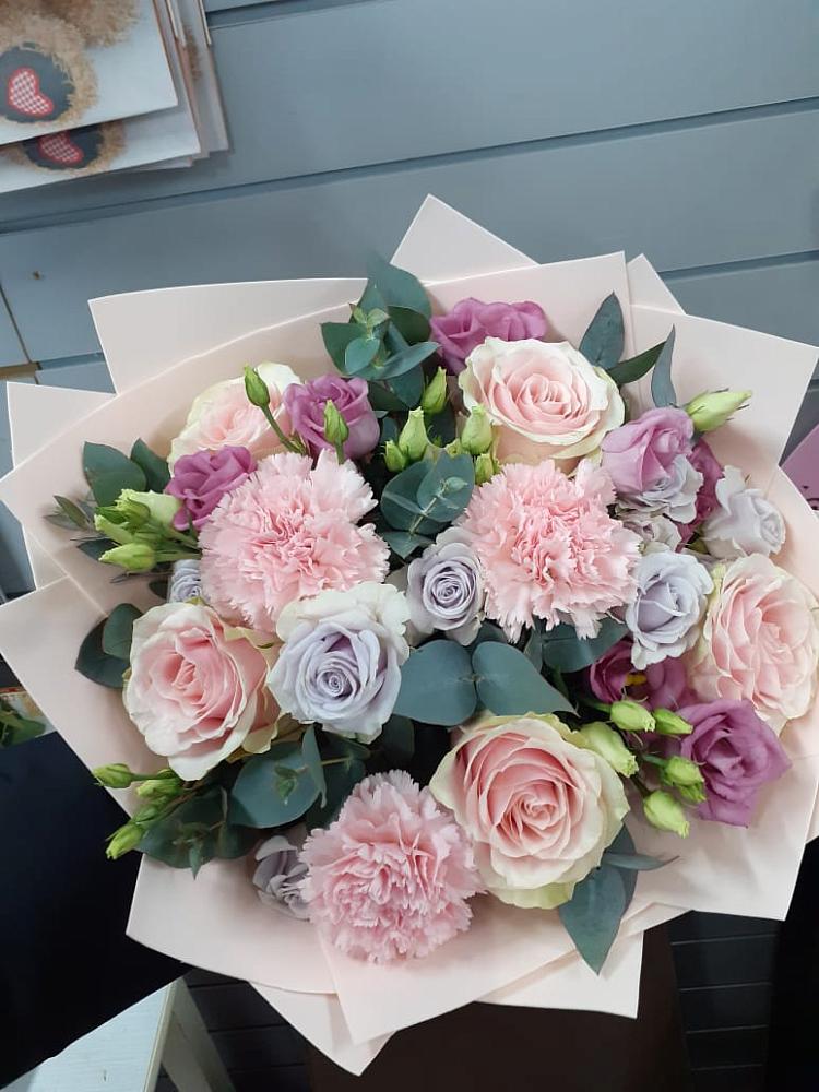 Букет цветов из: Розы, Гвоздики и Лизиантусы в Килемары