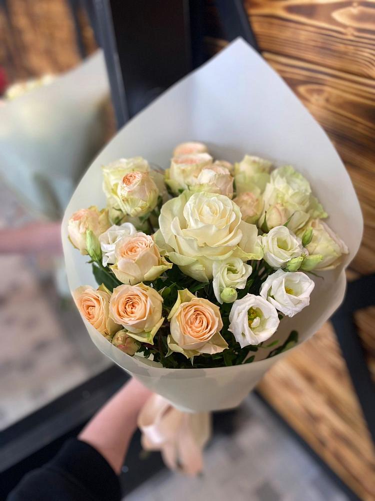 Букет цветов из: Розы и Лизиантусы в Килемары